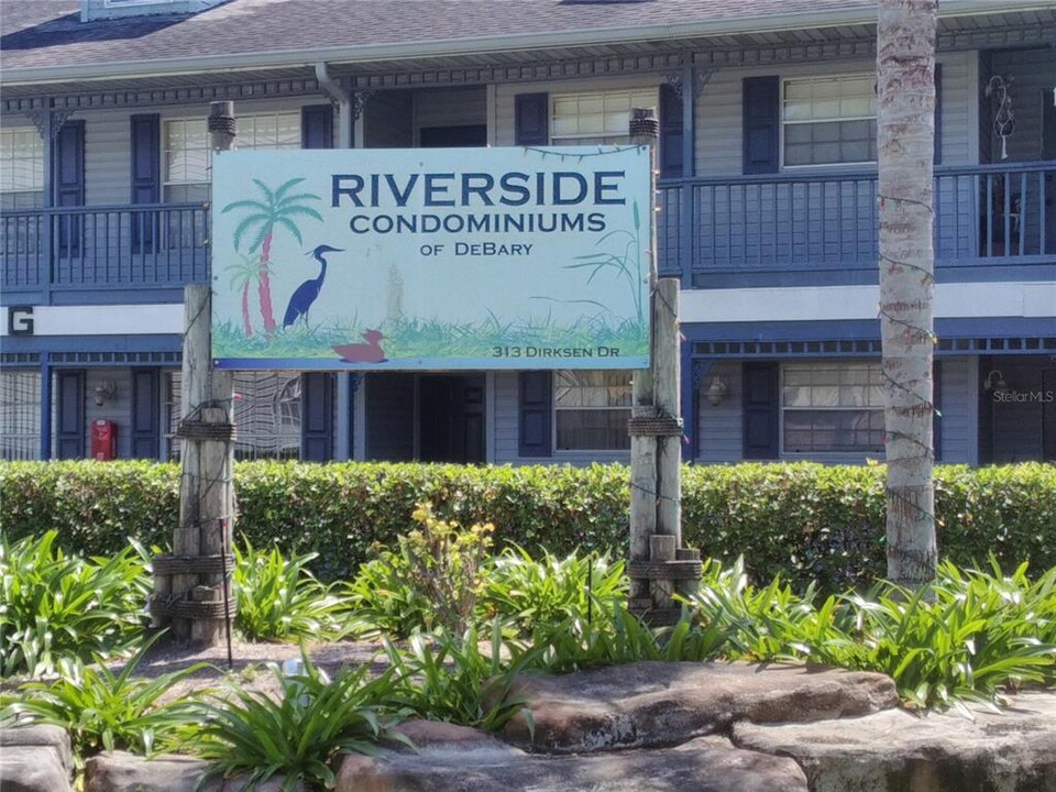 313 Dirksen Dr in Debary, FL - Building Photo