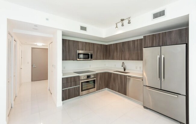 488 NE 18th St, Unit 1502 in Miami, FL - Building Photo - Building Photo