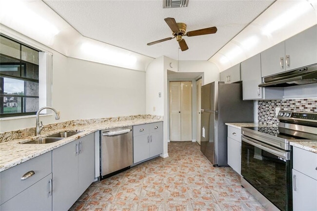 8807 W Sunrise Blvd in Plantation, FL - Building Photo - Building Photo