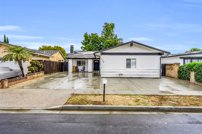 5676 Bloomfield St in Simi Valley, CA - Foto de edificio - Building Photo