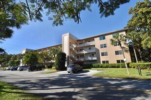 4301 Martinique Cir in Coconut Creek, FL - Building Photo