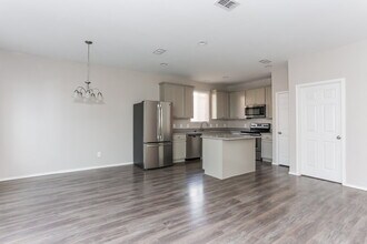 1724 Gayla Creek Dr in Little Elm, TX - Foto de edificio - Building Photo