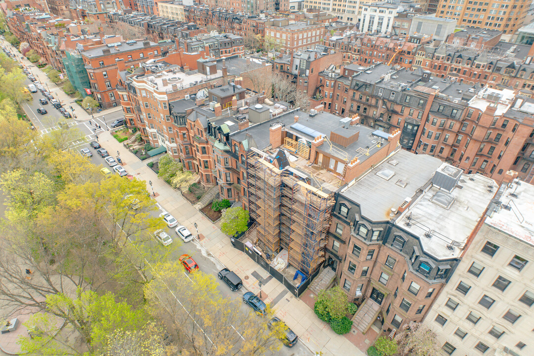 Maison Commonwealth in Boston, MA - Building Photo