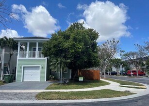 390 NE 35th Ave in Homestead, FL - Building Photo - Building Photo