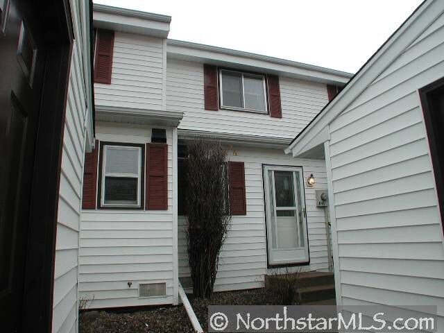 858 Woodgate Dr in St. Paul, MN - Foto de edificio