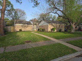 2102 Gray Falls Dr in Houston, TX - Building Photo
