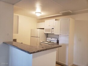 28915 E Thousand Oaks Blvd in Agoura Hills, CA - Foto de edificio - Building Photo