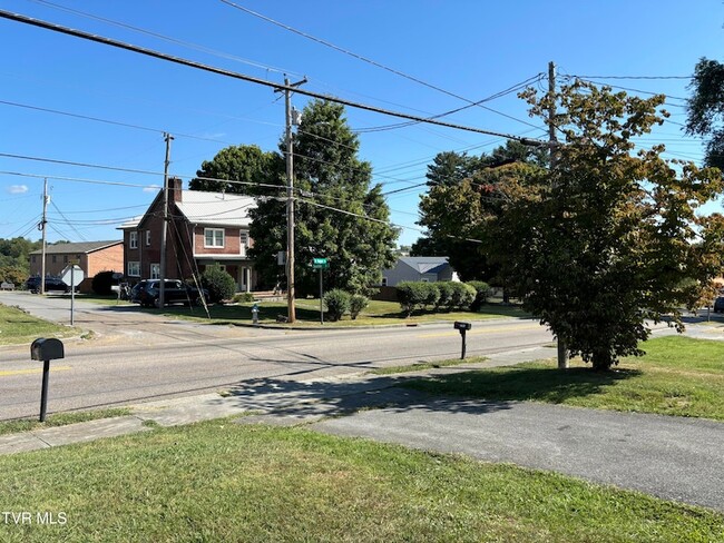 2703 W Walnut St, Unit 2-A6 in Johnson City, TN - Building Photo - Building Photo