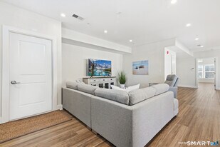 82 Wall St in Madison, CT - Building Photo