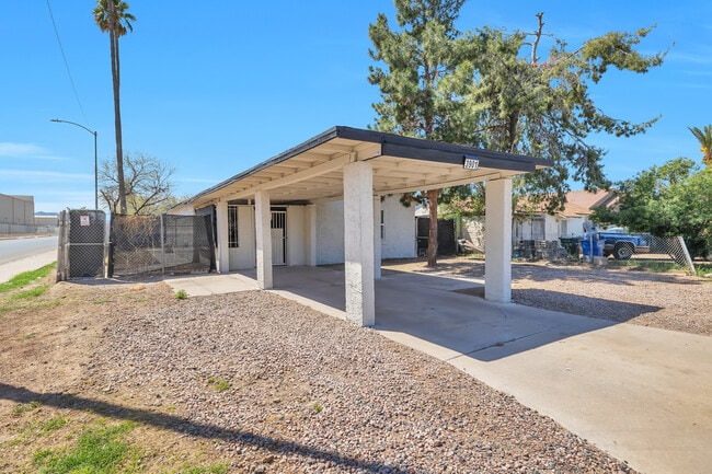 3901 W Hadley St, Unit 2 in Phoenix, AZ - Building Photo - Building Photo