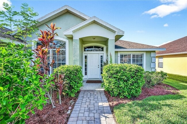 520 N Valencia Cir SW in Vero Beach, FL - Building Photo - Building Photo