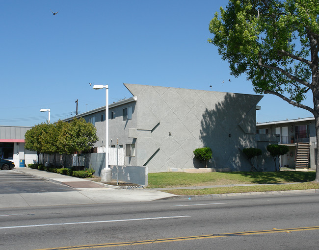 1442 S Raitt St in Santa Ana, CA - Foto de edificio - Building Photo