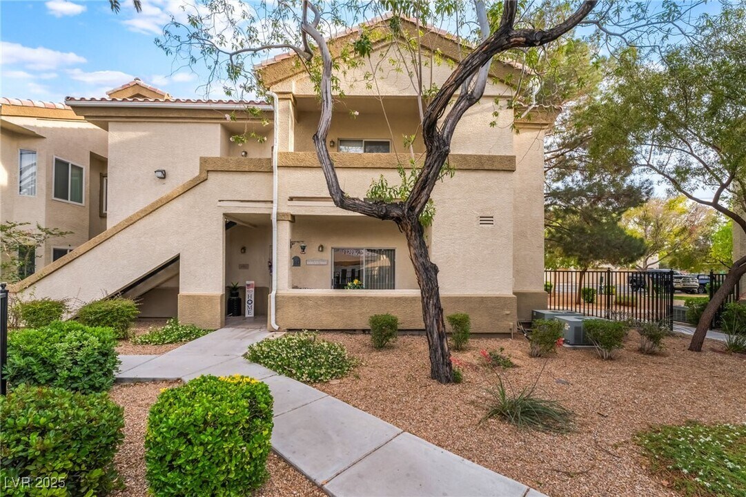 3925 Lazy Pine St in Las Vegas, NV - Building Photo