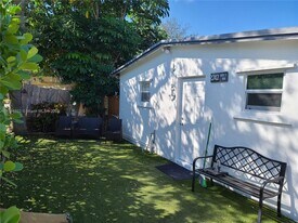 2242 Liberty St in Hollywood, FL - Building Photo