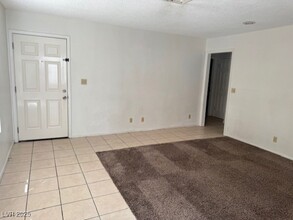4868 Treetrunk Ave in Las Vegas, NV - Foto de edificio - Building Photo