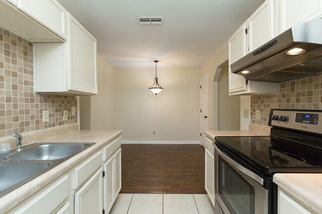 105 Whetherbine Way W in Tallahassee, FL - Building Photo - Building Photo