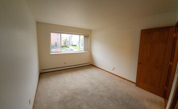 2222 E Belleview Pl, Unit 101 in Milwaukee, WI - Building Photo - Building Photo