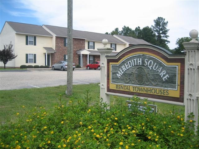 Meredith Square Townhomes in Lillington, NC - Foto de edificio