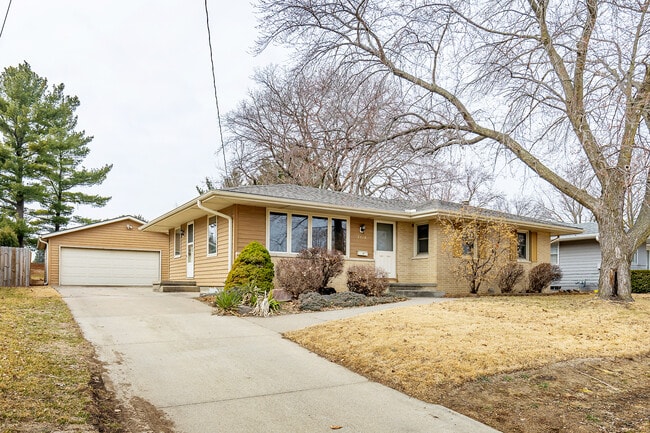 3816 82nd St in Urbandale, IA - Foto de edificio - Building Photo