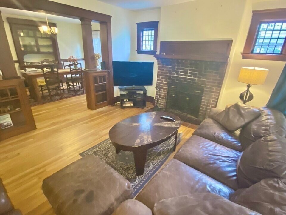 911 Broadway, Unit #1 in Somerville, MA - Building Photo