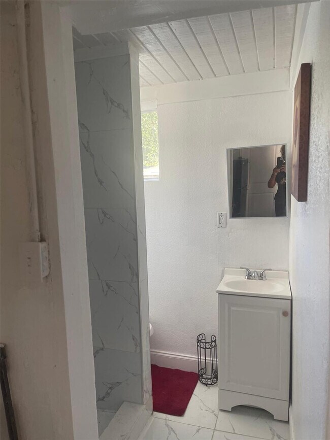 408 SW 68th Ave in Pembroke Pines, FL - Building Photo - Building Photo