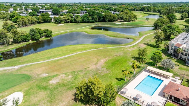 6301 N University Dr in Tamarac, FL - Foto de edificio - Building Photo