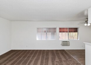 16229 Woodruff Ave in Bellflower, CA - Building Photo - Building Photo