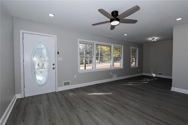 1052 Holly Cir in Forest Park, GA - Building Photo - Building Photo