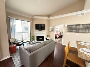 6607 Brodie Ln in Austin, TX - Foto de edificio - Building Photo