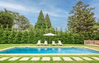 133-135 Toylsome Ln in Southampton, NY - Building Photo - Building Photo