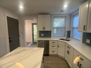 452 Centre St, Unit 2 in Boston, MA - Building Photo - Building Photo