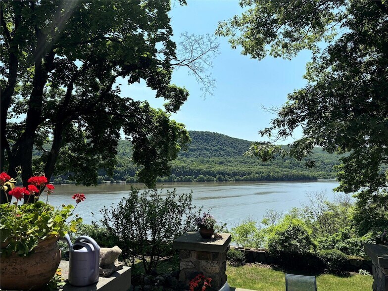 27 Webb Ln in Highland Falls, NY - Building Photo