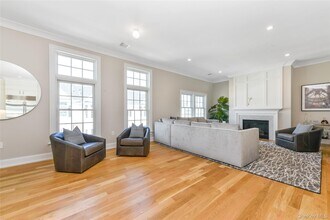 601 Grist Mill Cir in Roslyn, NY - Building Photo - Building Photo