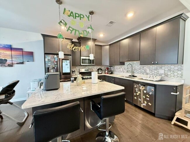 102 Dickson Ct in Highland Park, NJ - Building Photo - Building Photo