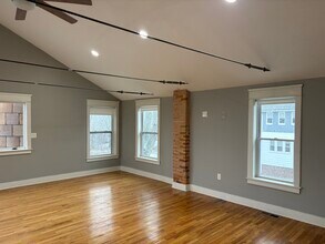 115 N Maple St, Unit Firehouse  Upstairs in Flushing, MI - Building Photo - Building Photo