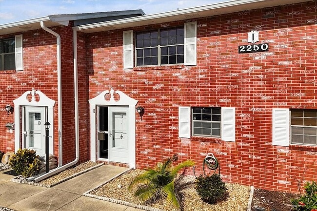 2250 S Palmetto Ave in Daytona Beach, FL - Foto de edificio - Building Photo