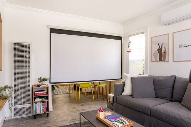 2634 E 11th St in Long Beach, CA - Building Photo - Building Photo