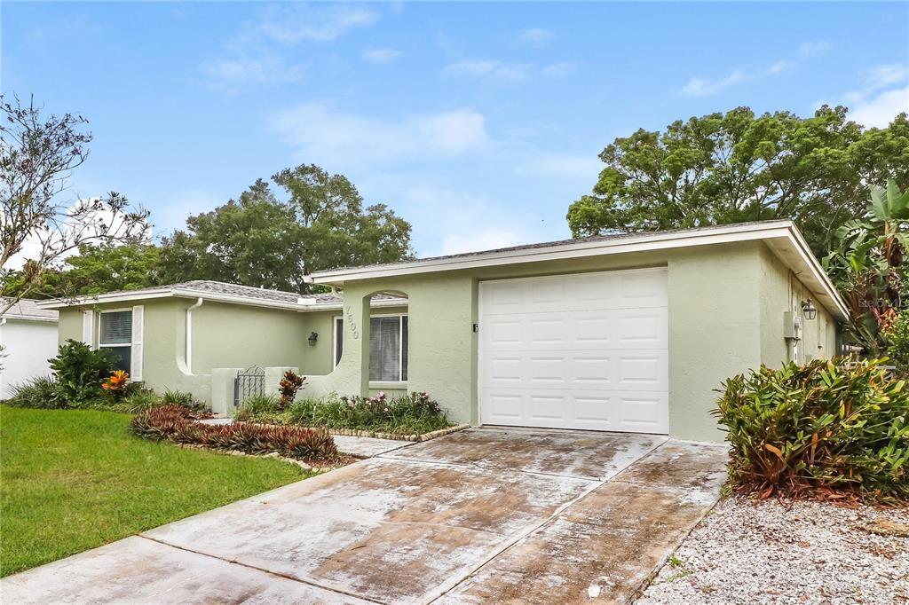 7500 San Salvadore Dr in Port Richey, FL - Building Photo