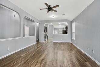 2335 Spring Hollow Dr in Baytown, TX - Building Photo - Building Photo