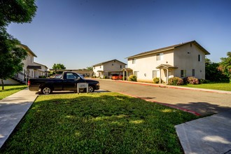 1050 E Kamm Ave in Dinuba, CA - Building Photo - Building Photo