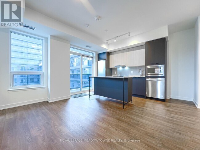 5105-5105 Hurontario St in Mississauga, ON - Building Photo - Building Photo
