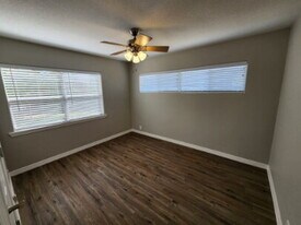 112 Bluebonnet Rd in La Vernia, TX - Building Photo