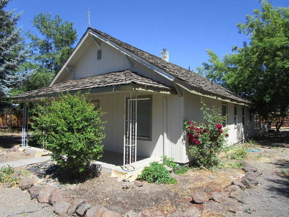 799-799 1/2 SE 2nd St in Prineville, OR - Foto de edificio