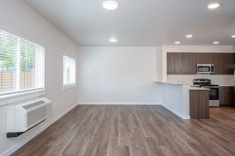 Creekside Meadows in Albany, OR - Building Photo - Building Photo