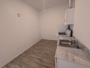 10501 Wilmington Ave in Los Angeles, CA - Foto de edificio - Building Photo