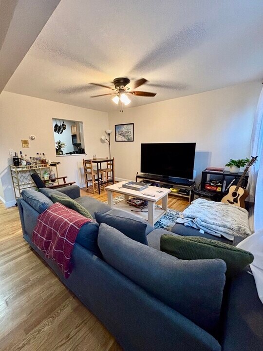 470 E 3rd St, Unit 1 in Boston, MA - Building Photo