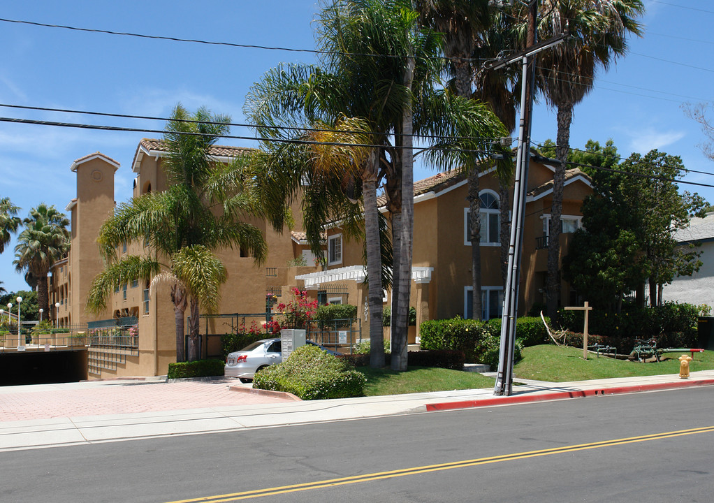 16901 Lynn St in Huntington Beach, CA - Building Photo