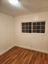 11860 Truro Ave, Unit 11860 Truro D in Hawthorne, CA - Building Photo - Building Photo