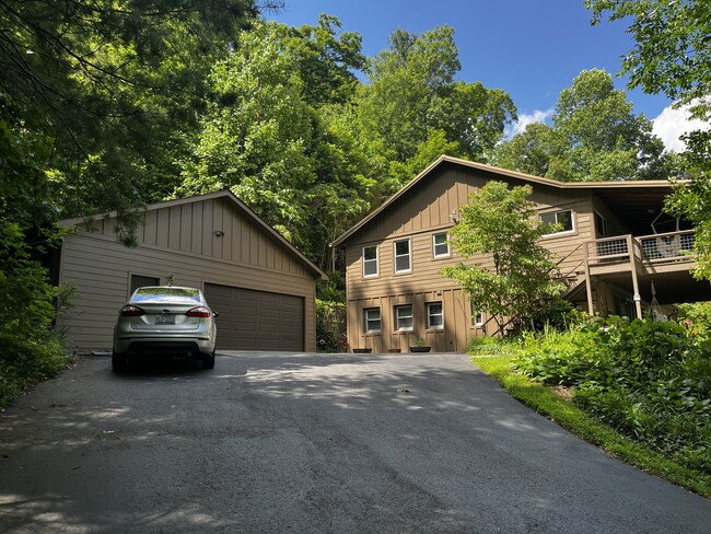 37 Mountain View Ave, Unit Upstairs in Black Mountain, NC - Foto de edificio - Building Photo