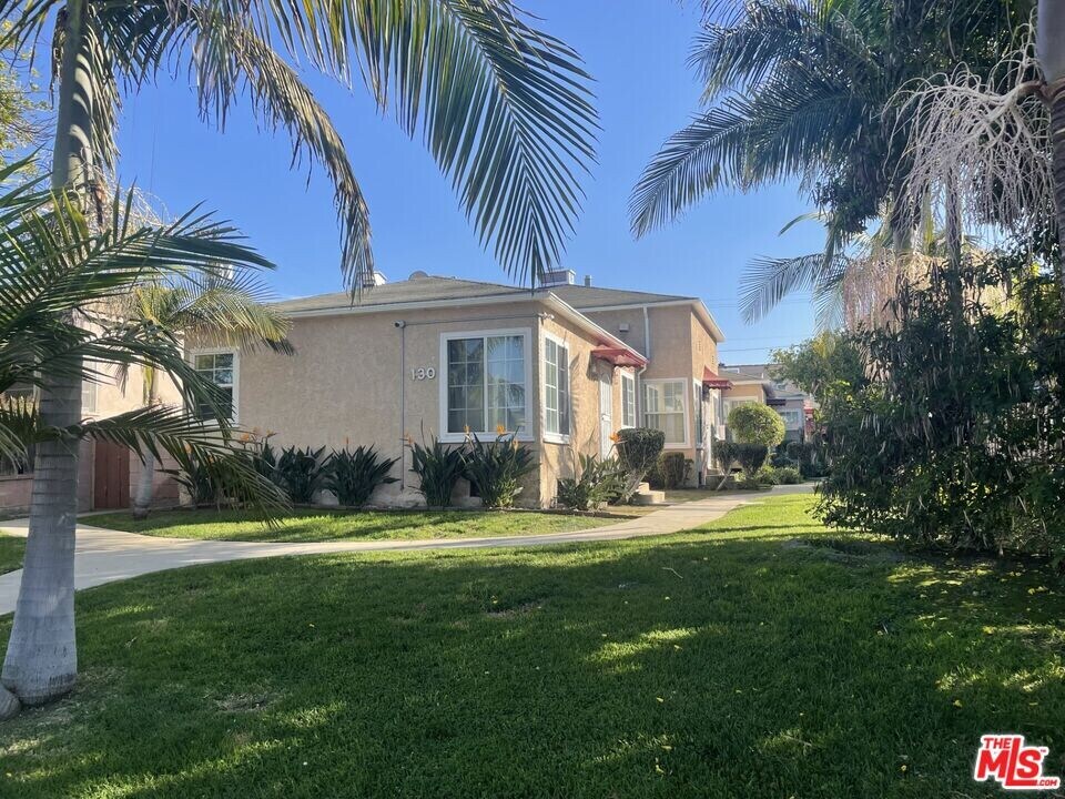 130 E Hillcrest Blvd in Inglewood, CA - Building Photo